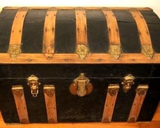 190 - Vintage dome top trunk with tray 19 x 30 x 17
