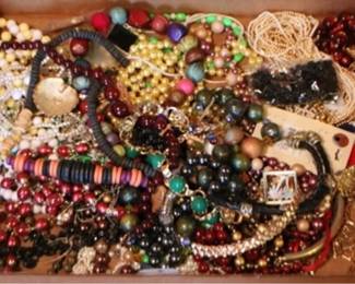 96 - Group costume jewelry
