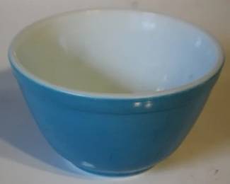 40 - Pyrex blue bowl, 5.5" round
