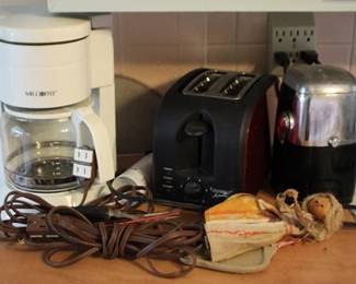 25 - Assorted kitchen appliances
