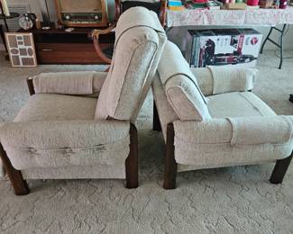 3 piece set very vintage come with sofa $300
Sunday price $125