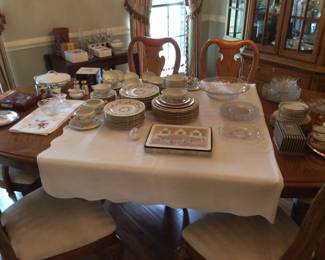 Beautiful Thomasville wood dining table and 6 chairs (has 2 leafs)