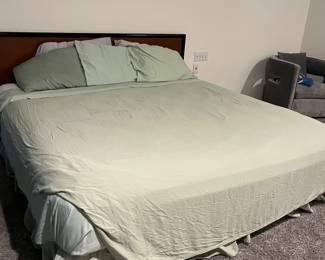 Like new king size bed 