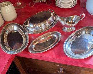 Silverplated lot with oval serving dishes, covered dish and gravy