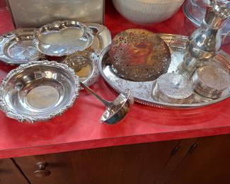 Silver-plated lot with nut dishes, bowl, coasters, ladle, pitcher and pierced 14" tray