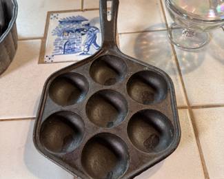 Cast iron egg/muffin pan 6.5"W