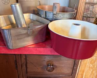 Group of vintage bundt pans, round and square 