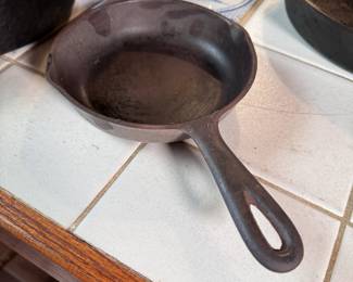 Small 3.0. cast iron pan with heat ring 6"