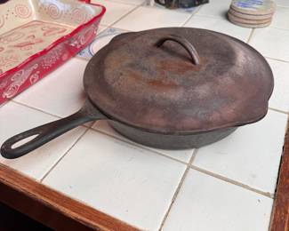Wagner Ware Sidney -0- cast iron pan 1058y with lid, 10"