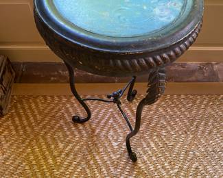 Adorable “la toillet” metal table