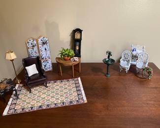 Fun doll house pieces. 