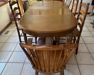 Pennsylvania House Dining Table with 3 leaves and 7 chairs