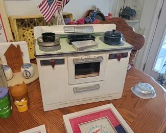 Vintage toy electric stove - burners and oven work!