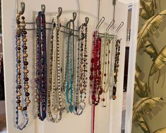 Small selection of costume jewelry 
