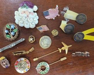 801 - Assorted vintage pins
