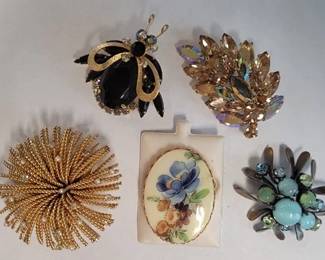 811 - 5 Vintage Brooches, some signed
