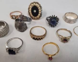 815 - Assorted vintage rings
