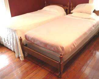 664 - 2 Twin Beds w/ Bedding - 41 x 38 x 77
