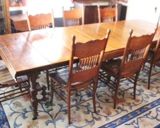 584 - Large Dining Table w/ 8 Oak Spindle Chairs Table - 43 x 115 x 31
