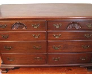 690 - Kling 8-Drawer Mahogany Dresser 34 x 54 x 21
