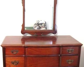 764 - Kling Mahogany Dresser w/ Mirror 80 x 45 x 22
