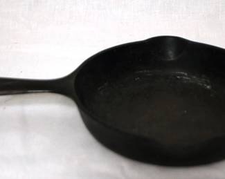 295 - Griswold #3 Cast Iron Frying Pan - 10.5"
