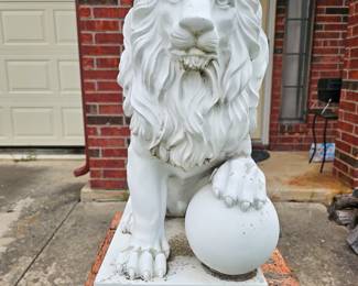 Large Lion Garden Statutory