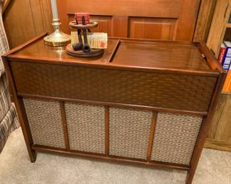 Vintage HiFi AM/FM stereo & turntable (with 33/45/78 rpm) speeds and switchable needle