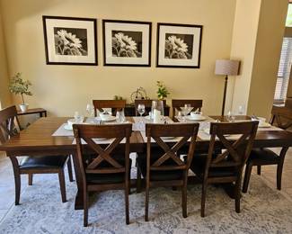 Dining room table and chairs. This is in beautiful condition!