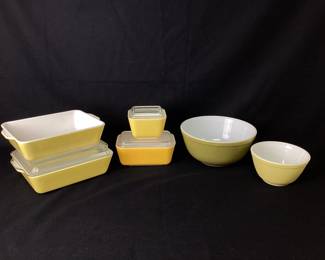 DILA703 Vintage Pyrex Assortment A six piece assortment of vintage Pyrex kitchenware. Includes 4 refrigerator dishes, 3 of which have lids, an Olive green 9 inch diameter bowl, and a yellow 6 inch diameter bowl.

