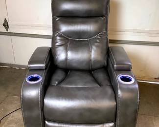 MAGR200 Timberland Electric Recliner Made by The Timberland Company, faux leather, electric recliner. Very clean, was tested and everything works
