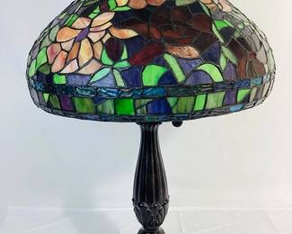 DILA104 Dale Tiffany Lamp Gorgeous, Dale Tiffany, 27" Tall, Red Peony Lamp. Pull chain settings. Metal base. Lamp shade is approximately 16" wide. 
