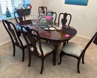Ethan Allen Mahogany Dining table with 8 chairs and 2 leaves in Excellent Condition!