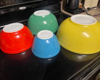Set of 4 Nesting Pyrex Bowls