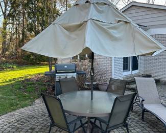 Outdoor furniture set: Includes umbrella and four chairs 