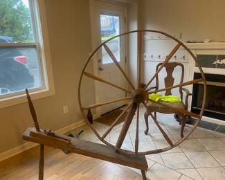 A beautiful working spinning wheel to use as a decorative and spinning!