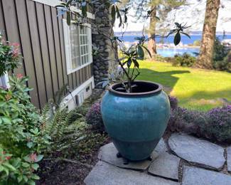 Outdoor ceramic pot