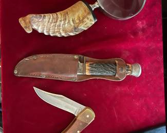 Elk horn magnifying glass, vintage hunting knife in leather sheath, large very sharp knife