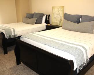 Black queen size sleigh beds. With queen size mattress set made by SBI(Springfield, Illinois). BUY IT NOW! $375.00  Each.     (BED ON RIGHT SIDE SOLD)