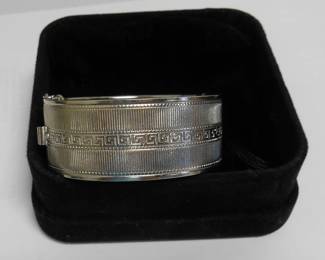 Vintage Silver tone hinged bangle bracelet.  No makers mark. Picture 1 of 2.
