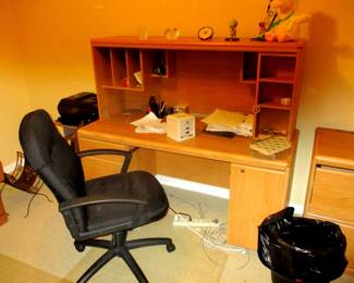 Office Desk & fie cabinet w Black leather swivel chair