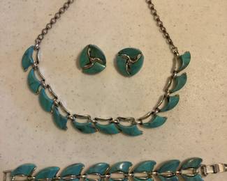 Vintage 1950s Bakelite jewelry set. Clip-on earrings, necklace, and bracelet.