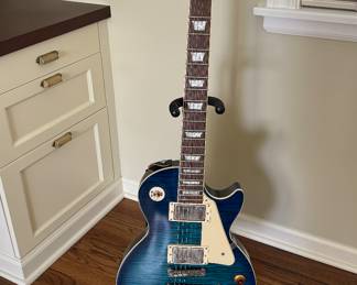 Les Paul Epiphone Plustop Pro Electric Guitar & Stand. Photo 1 of 2.