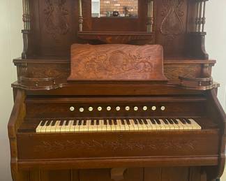 Antique organ in great condition 
