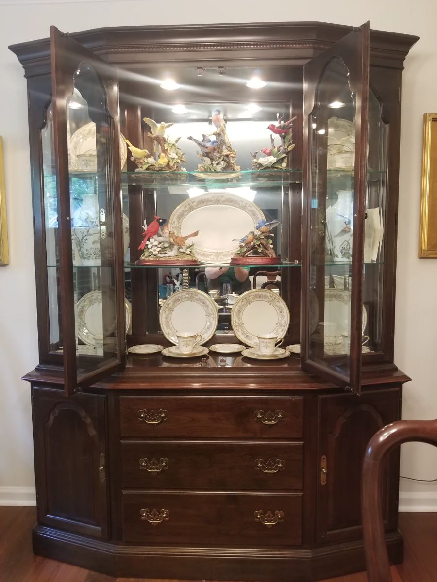 Handsome Mahogany Ethan Allen China cabinet. 