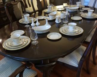 Better than new Ethan Allen fine mahogany dining table with 8 chairs. Value priced for quick sale. 
