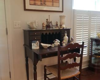 Ethan Allen writing desk. Mint condition. 