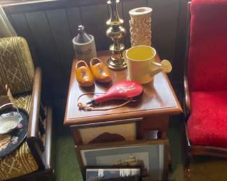 End table with wooden shoes, wine bolo, Brass table lamp, romanesque vase, liquor jug and watering can