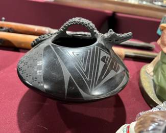 Barro Negro Native American pottery 