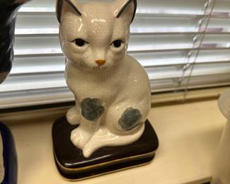 Cat figurines